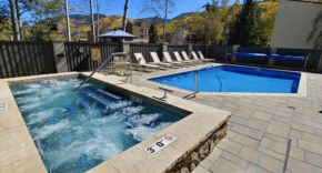 Best location in the heart of lions head, Ski lockers, jacuzzi and pool